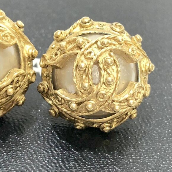 CHANEL CC Logos Pearl Round Clip-On Earrings Gold Tone 94A Auth w/Box D-b1151229 - Picture 15 of 16